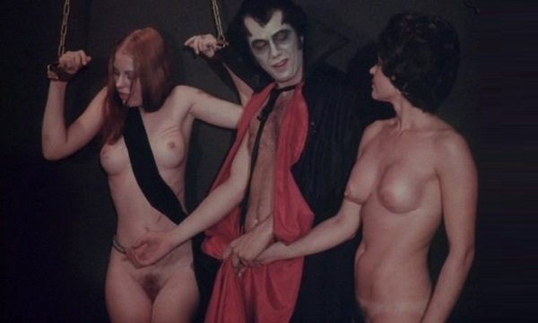 "Инициализация свадьбы" Дракула осеменяет красивых будущих невест. | Видео из нашей коллекции