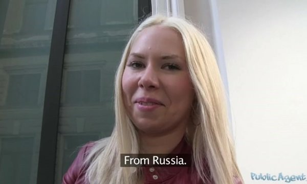 Улыбчивая няшка родом из России отдается туристу за деньги в Венгрии. | Видео из нашей коллекции