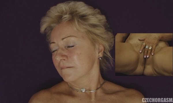 Милая бабулька изрядно кайфует за мастурбацией своей старенькой вульвы. | Видео из нашей коллекции