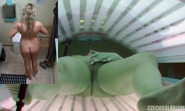 Запись скрытой камеры внутри лежачего солярия с красивой блондинкой. | Видео из нашей коллекции