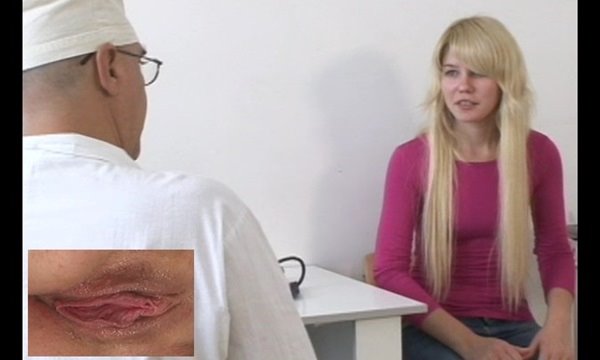 Жесткий гинеколог проводит осмотр влагалища одной очень милой двушки. | Видео из нашей коллекции