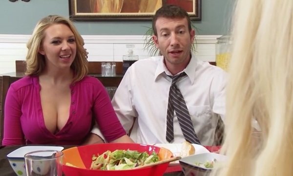 Грудастая чика пристает к своему учителю на ужине у них дома. | Видео из нашей коллекции