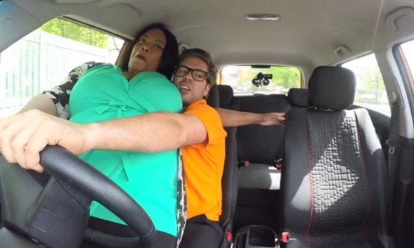 Таксист катает пухленькую афроамериканочку в своей машине не просто так. | Видео из нашей коллекции