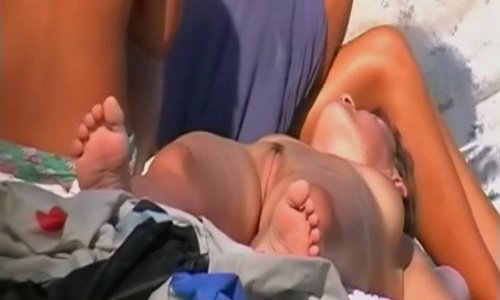 На русском пляже нудистка светит красивой киской. | Видео из нашей коллекции