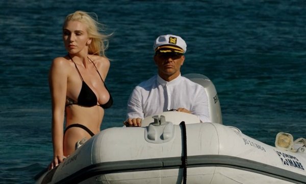 Красивая грудастая блондинка отлично проводит время на берегу океана с капитаном яхты. | Видео из нашей коллекции