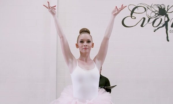 Балерина рвет колготки, соблазняет тренера и отдаётся в растяжке. | Видео из нашей коллекции