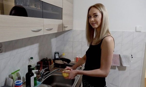 Добродушная красотка приютила, накормила и дала потрахать. | Видео из нашей коллекции