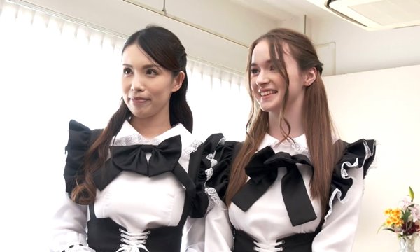 Две восточные служанки играют кисками для своего зрелого хозяина. | Видео из нашей коллекции