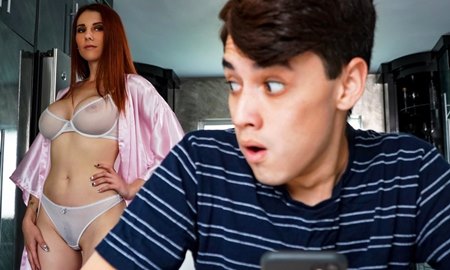 Палит мамины прелести через её прозрачное белье и овладевает желанием трахаться. | Видео из нашей коллекции