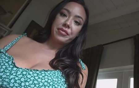 Пробуждается под приятный голосок его красивой мачехи и возбуждается. | Видео из нашей коллекции