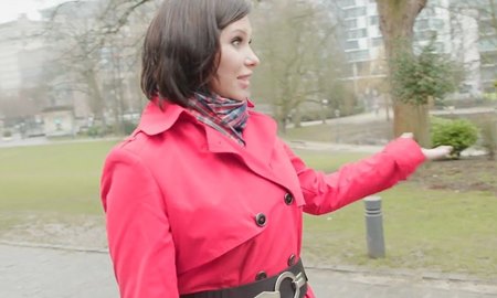 Экспортная русская милфа показывает клиенту дом на продажу и получает огромный африканский член в очко. | Видео из нашей коллекции