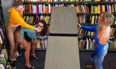 Пока девушка готовилась к экзамену, пообещавший не мешать ей парень порол библиотекаршу. | Видео из нашей коллекции