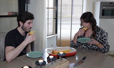 Парень попадает на ужин при свечах с мамкой своего друга и весь достается ей. | Видео из нашей коллекции