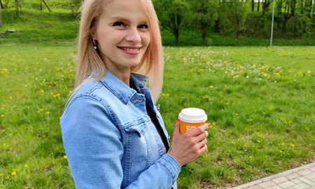 Одинокая русская милфа прогуливается с незнакомцем и приглашает к себе, трахнуть её очень сочную пизду. | Видео из нашей коллекции