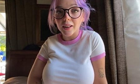 Дойкастая падчерица спалила что отчим подписался на её Онлифанс и жаждит секса с ним. | Видео из нашей коллекции