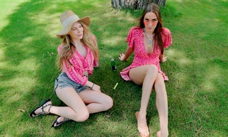 Одна из красивых подружек любила деньги больше и за две сотни охотно отдалась приятному незнакомцу. | Видео из нашей коллекции