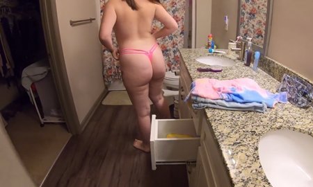 Парень обнаружил сестру жены с затычкой в жопе и трахает её тостую пизду до сквирта. | Видео из нашей коллекции